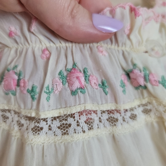 Vintage embroidered nightgown size small/medium - Picture 4 of 11